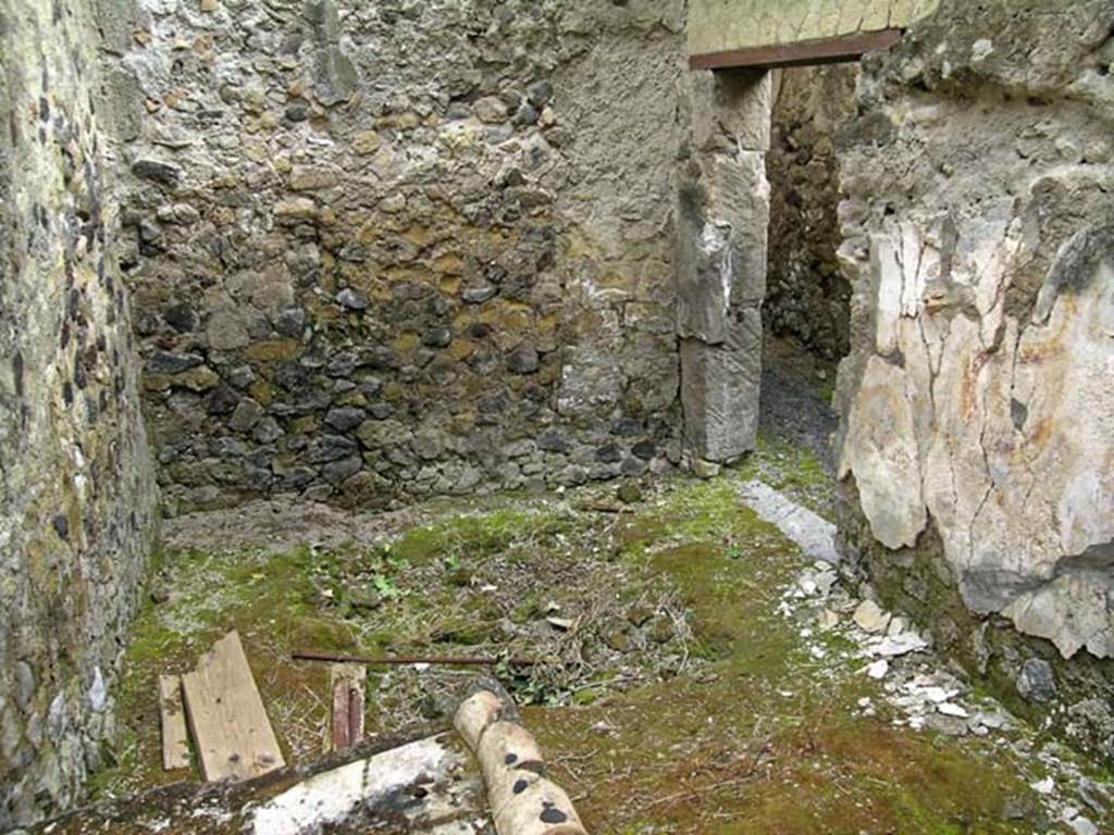 VI.17/26 Herculaneum. May 2004. Looking east across kitchen towards east wall, and doorway to corridor in south wall.
Photo courtesy of Nicolas Monteix.